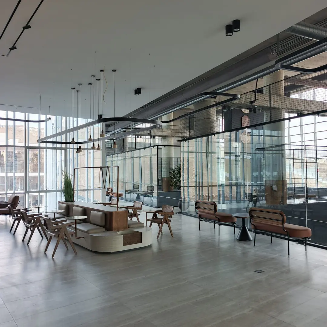 The club — Courts behind glass